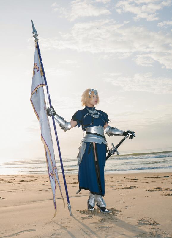 Puy Puy Jeanne Ruler站在海边举旗那一刻,像一段远征开场