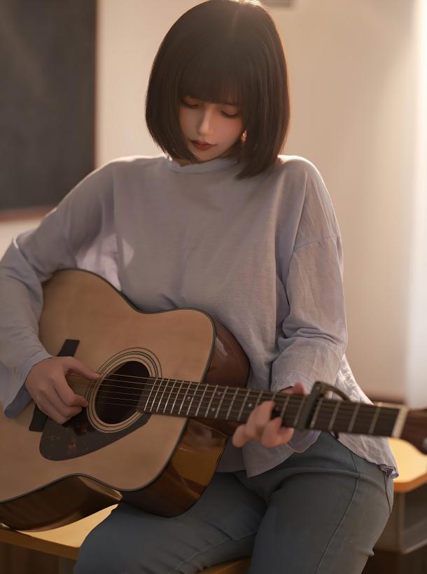 小仓千代w抱着吉他坐进午后暖光,短发少女的房间感很耐看