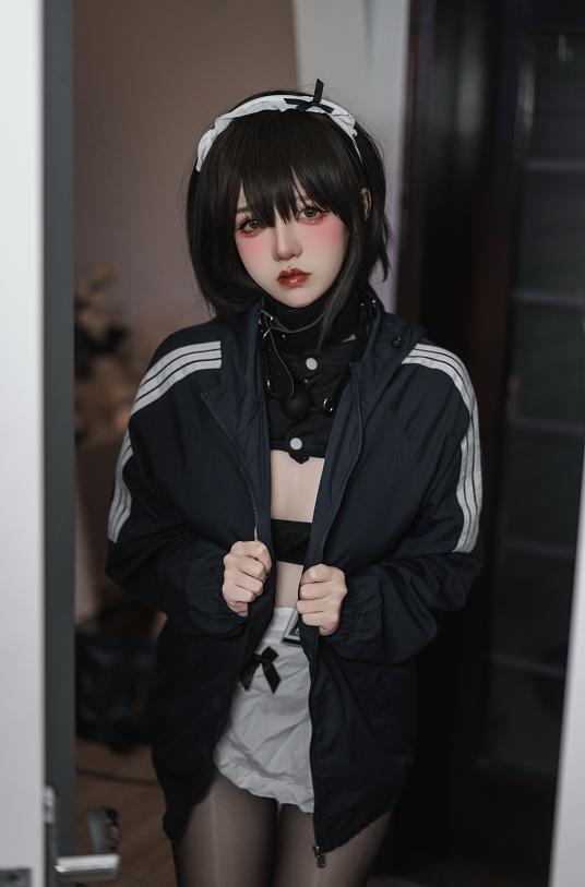 阿薰kaOri《堕落学院》门边那几张,黑白制服的冷调故事味很强