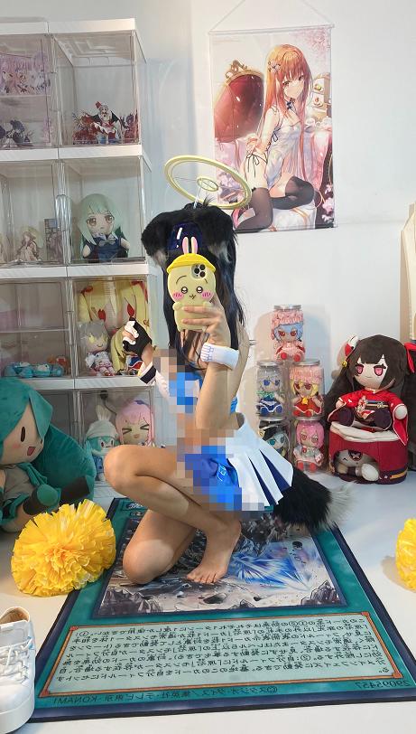 白栎Shirly这套蔚蓝档案猫冢响,房间自拍感比应援团造型还先留下印象