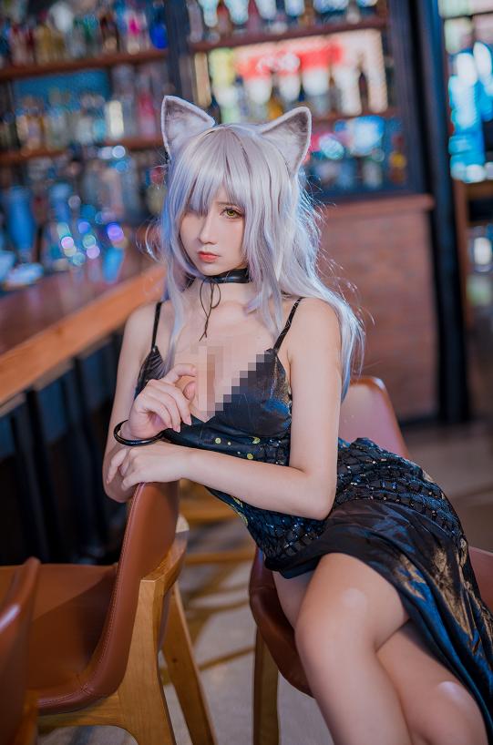 九曲Jean把明日方舟黑周年礼服拍成了酒馆夜色里的猫系冷感