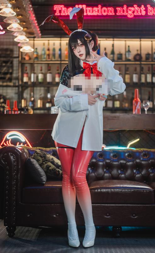 Natsuko夏夏子把NIKKE露姬带进夜吧,像刚赢下一局牌的红兔女郎
