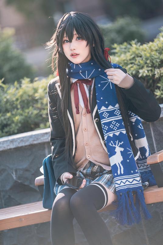 幼愛Youmeko镜头下的雪之下雪乃,冬日街角JK制服有种放学后的清冷感