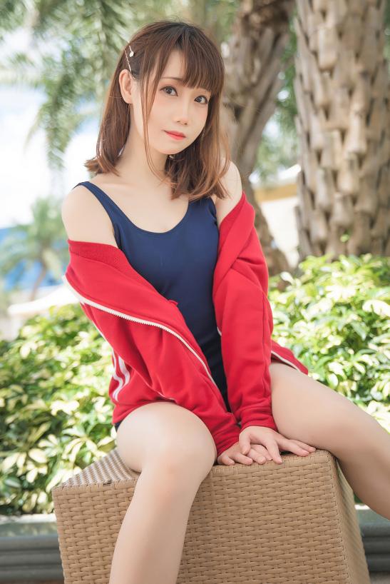 焖焖碳死库水这一组,红外套和泳池阳光真的很有夏天味