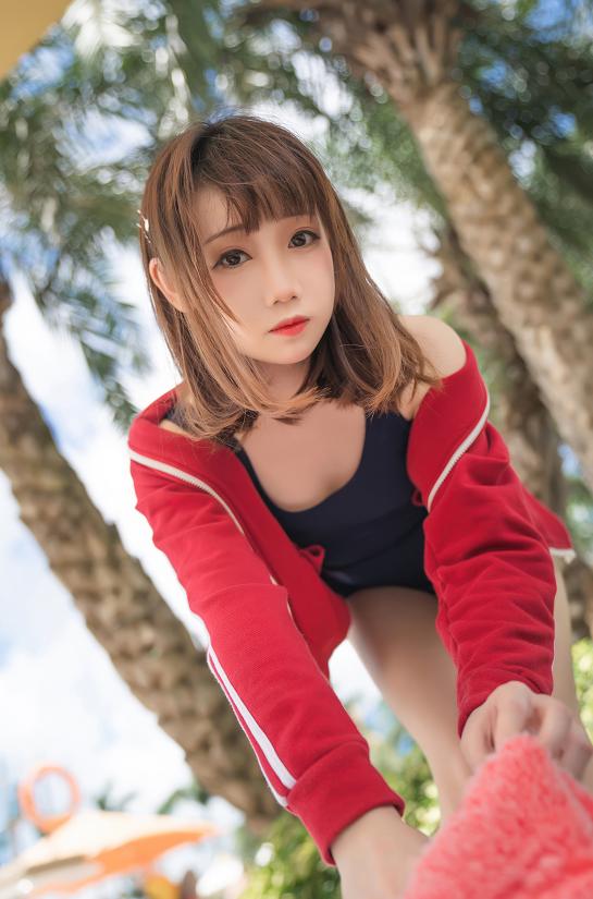 焖焖碳死库水这一组,红外套和泳池阳光真的很有夏天味