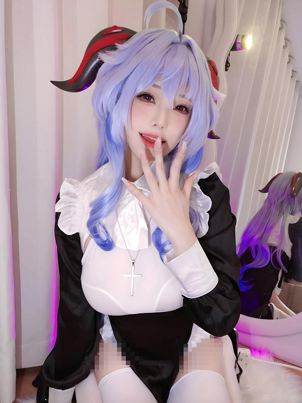 蜜汁猫裘镜头里的原神甘雨修女,白帘紫光下像一场安静祈愿