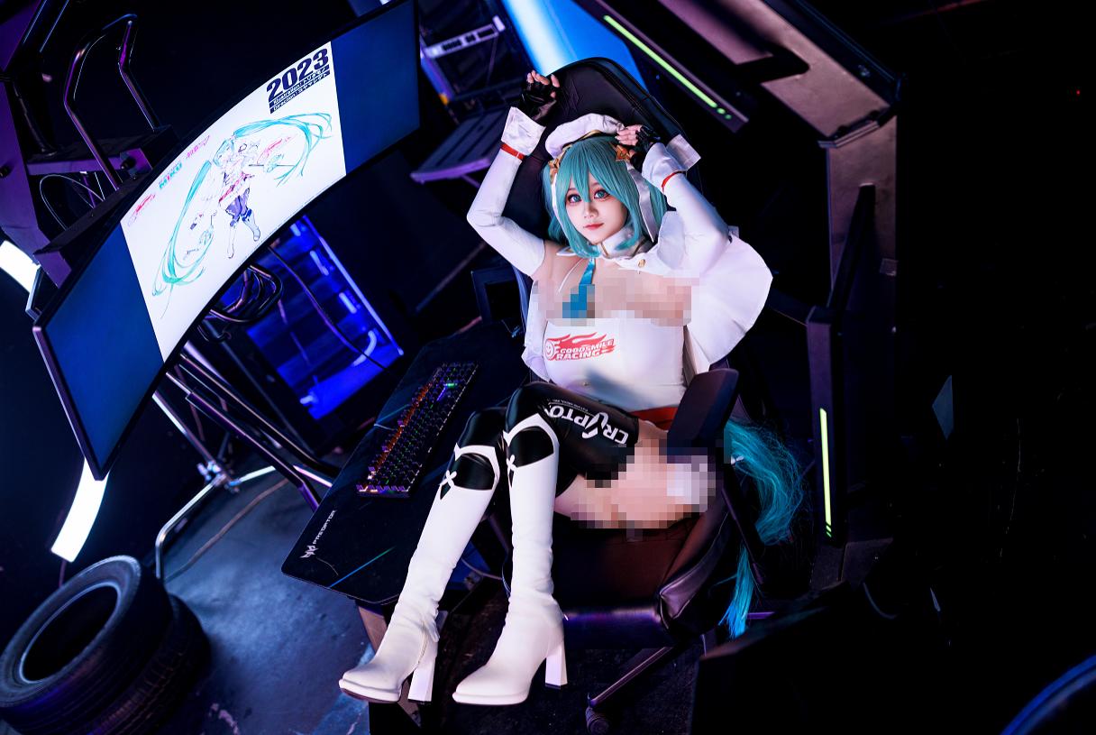阿雪雪初音未来赛车服这一组真有现场感，蓝白霓虹里像把赛车初音唱活了