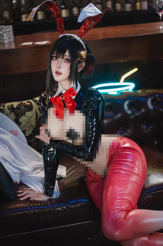 Natsuko夏夏子把NIKKE露姬带进夜吧,像刚赢下一局牌的红兔女郎