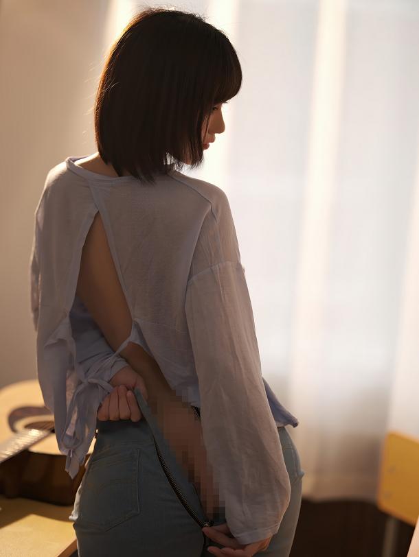 小仓千代w抱着吉他坐进午后暖光,短发少女的房间感很耐看