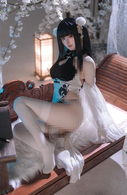屿鱼把碧蓝航线史特拉塞拍进樱色书案里,艳书美玉这版意外很有古典冷感