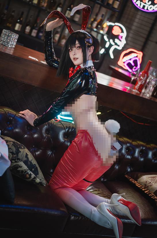 Natsuko夏夏子把NIKKE露姬带进夜吧,像刚赢下一局牌的红兔女郎