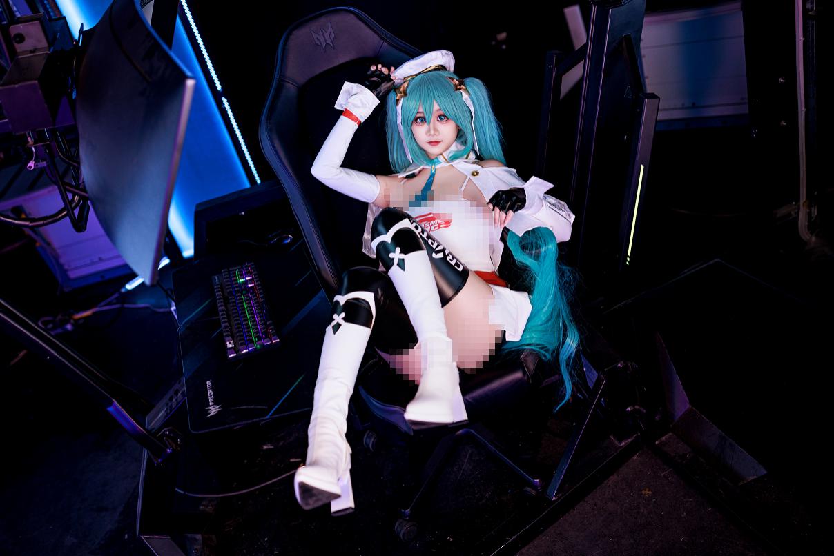 阿雪雪初音未来赛车服这一组真有现场感，蓝白霓虹里像把赛车初音唱活了