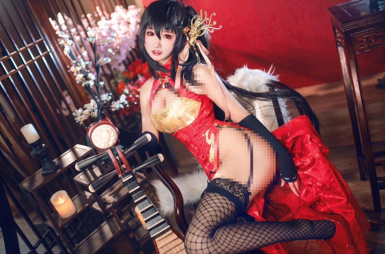 琵琶旁的羽生三未,把碧蓝航线大凤旗袍拍成了红幕旧梦