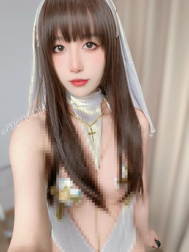 布丁大法圣女契约里的金色链饰与头纱,像一张冷调角色立绘