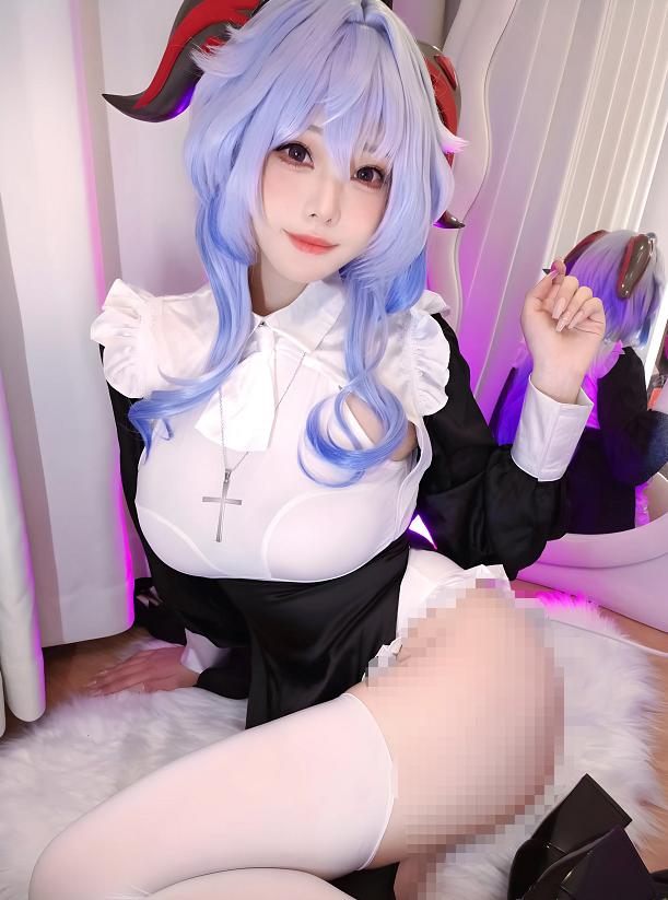 蜜汁猫裘镜头里的原神甘雨修女,白帘紫光下像一场安静祈愿