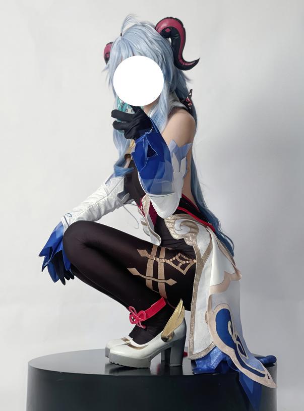 幼愛Youmeko甘雨这组变化挺多,从清冷仙兽到蓝白女仆都有看点