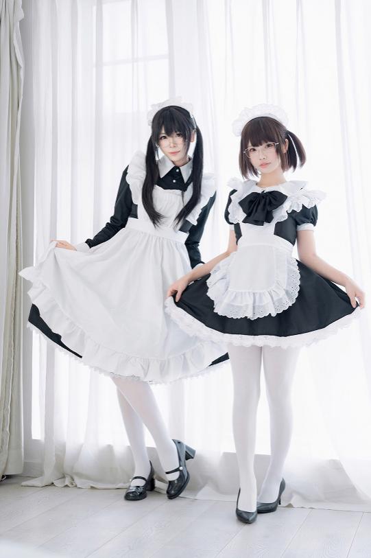 轩萧学姐与十万珍吱伏特双人女仆，白窗边的互动比制服更会说话