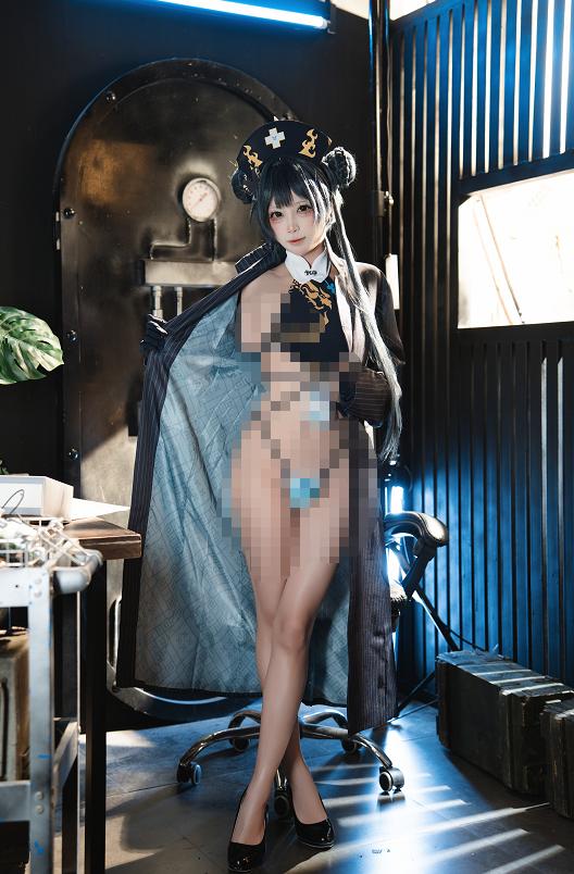三無人型镜头里的龙华妃咲，像刚从资料室里抽走一份机密文件