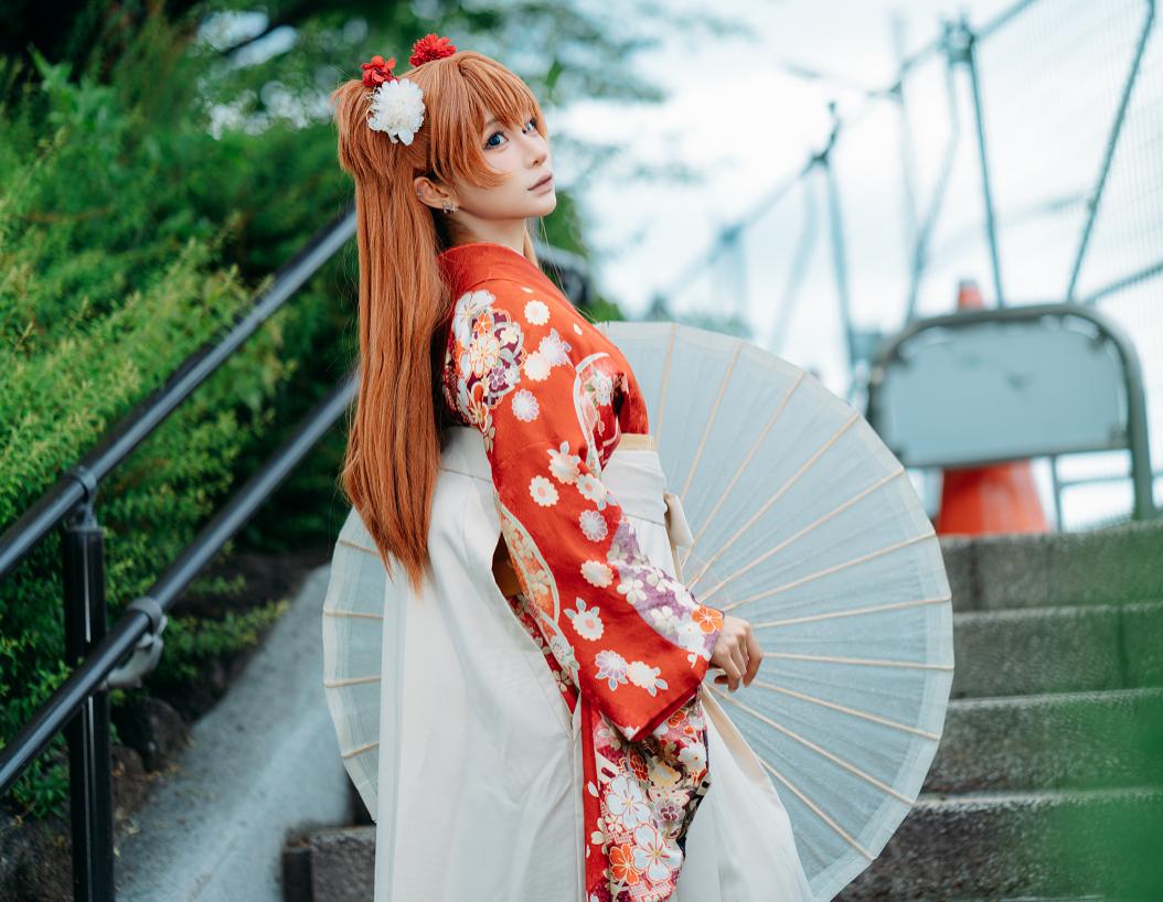 蠢沫沫这套明日香走到隅田川边，红色花纹和白纸伞都像夏日番外