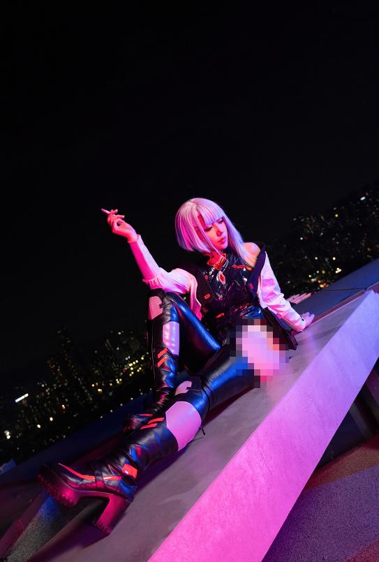 绞肉姬让Lucy站上城市天台,夜色越深,那股疏离感越清楚