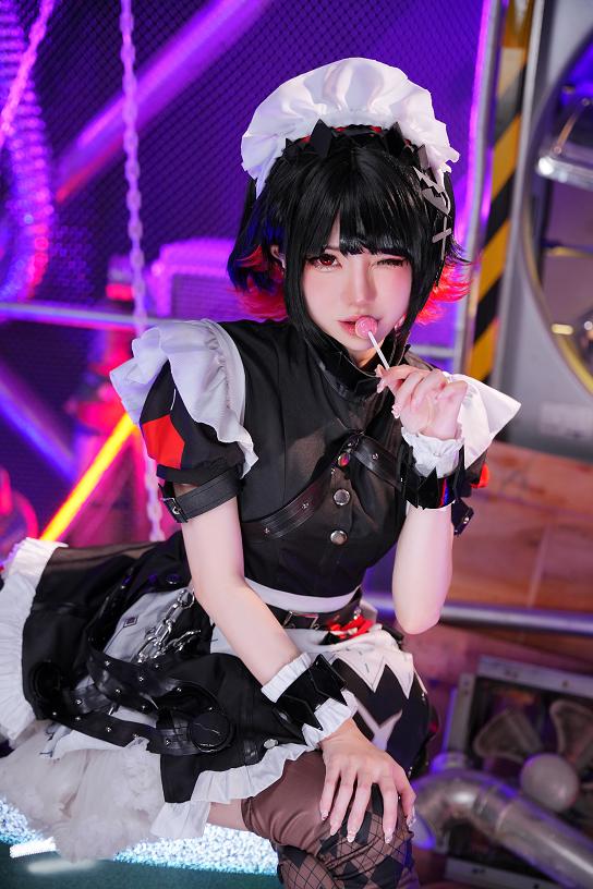 Sally Dorasnow这次的Ellen Joe,像从紫色机房灯里走出来的危险女仆