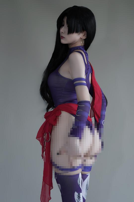 幼愛Youmeko镜头里的灵蝶没有挥刀,灰墙前那股冷劲反而更清楚