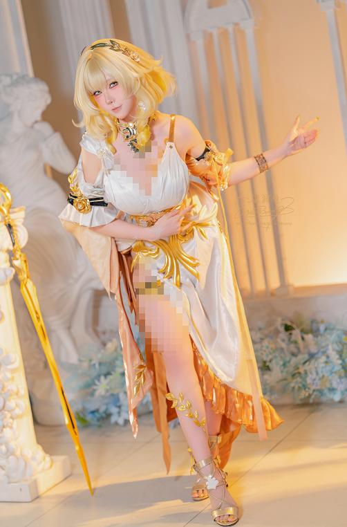 咬一口兔娘(Yiko湿润兔)阿格莱雅COS|金白神殿里的从容与锋芒