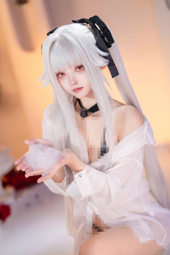大大卷卷小卷泡在暖色水雾里,美少女万华镜的白发角色像一场梦