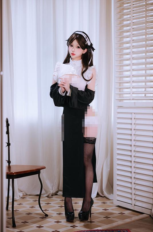 日奈娇站在白色帘幕前，圣堂修女的黑白反差被柔光压得很安静