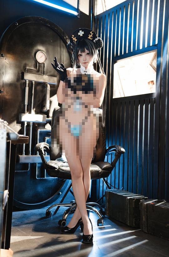 三無人型镜头里的龙华妃咲，像刚从资料室里抽走一份机密文件