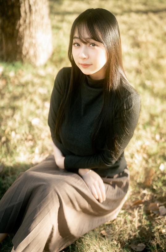 浅安安《落日时分》从树荫走到屋顶,黄昏在她身上慢慢变了样