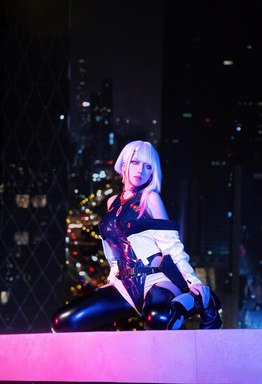 绞肉姬让Lucy站上城市天台,夜色越深,那股疏离感越清楚