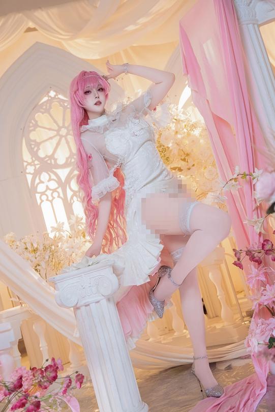 Natsuko夏夏子桃乐丝旗袍不靠战斗感,白金花厅里的NIKKE更像一场华丽幻梦