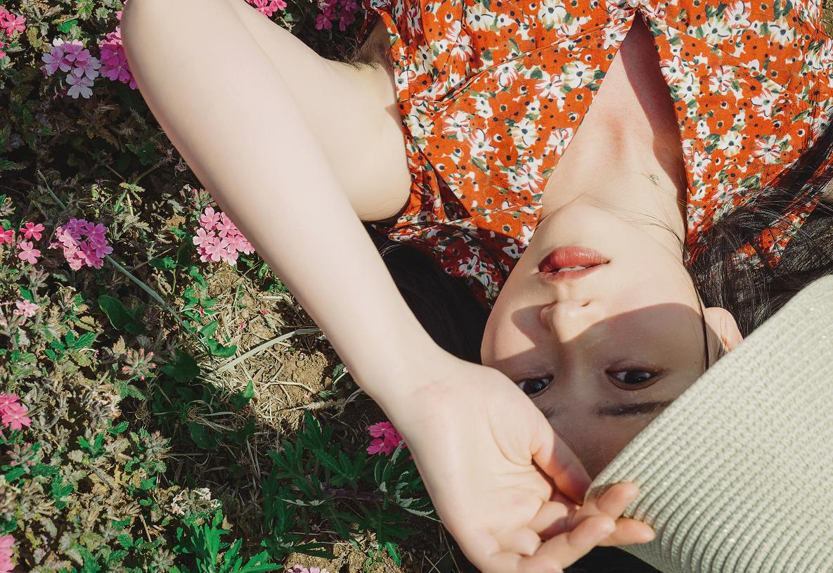 年年nnian走过花田与麦浪,《秘密花园》像一场慢下来的春游