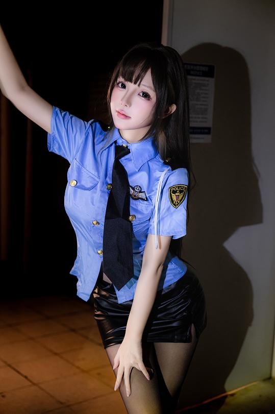 日奈娇值夜到门口停住,《楼道保安》的蓝色制服很有短剧感
