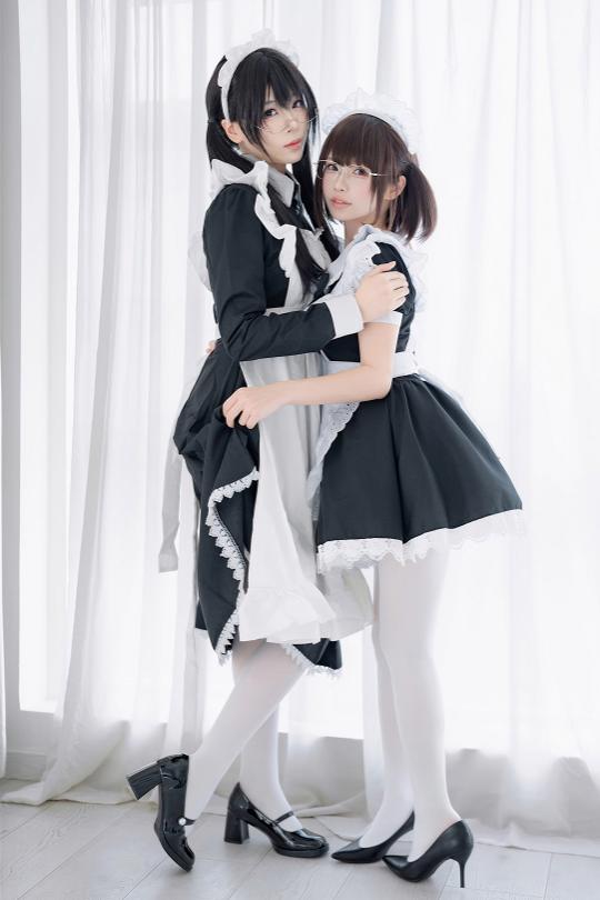 轩萧学姐与十万珍吱伏特双人女仆，白窗边的互动比制服更会说话