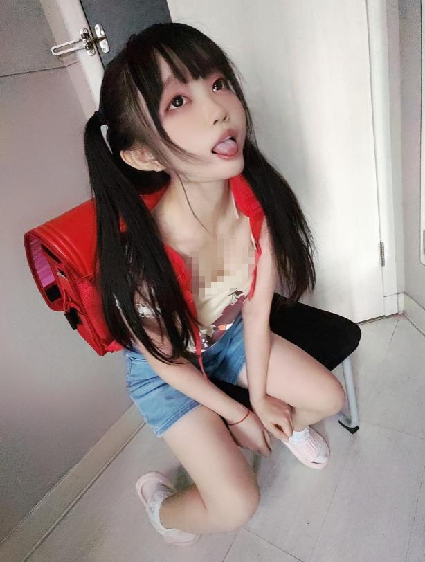 神沢永莉的放学后没有课桌，红书包还背着，人已经先坐进房间