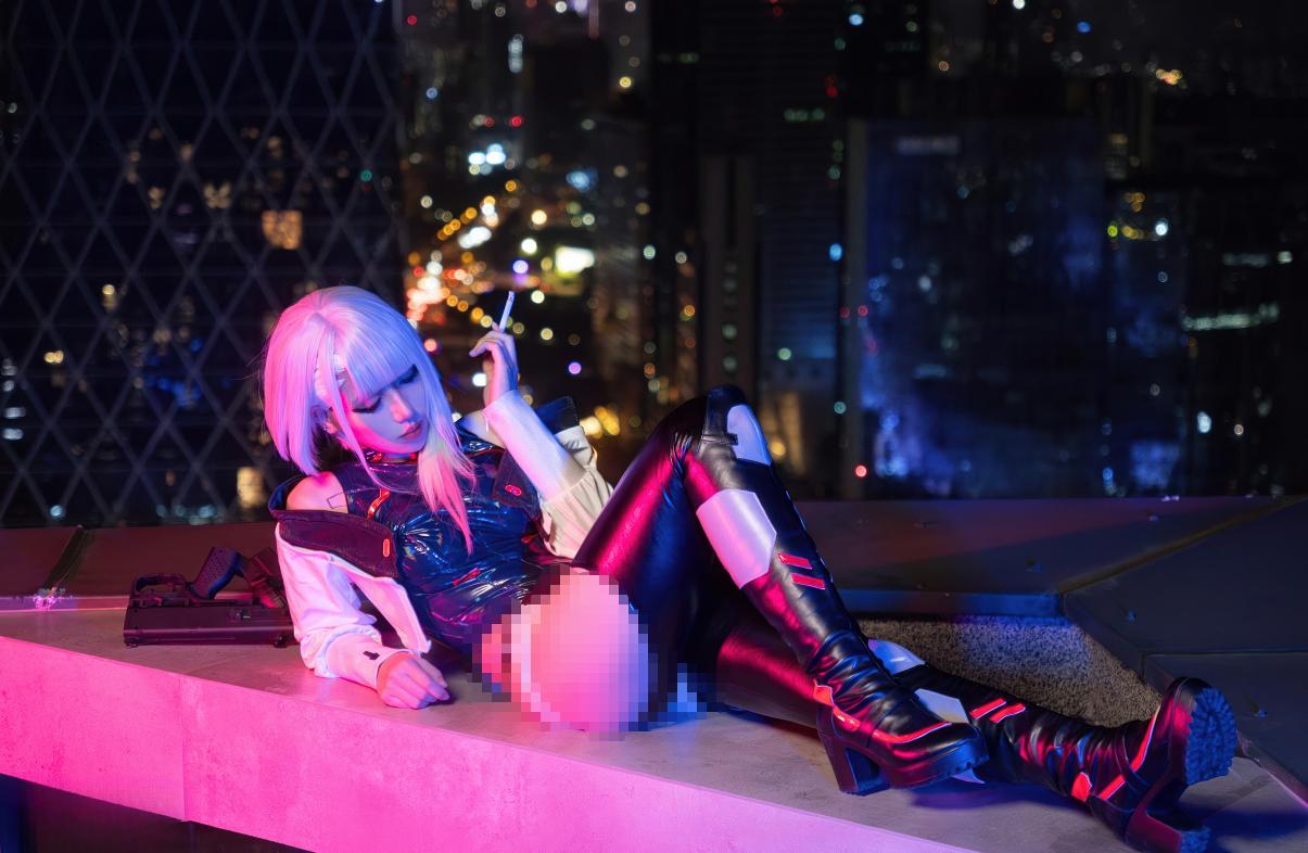 绞肉姬让Lucy站上城市天台,夜色越深,那股疏离感越清楚