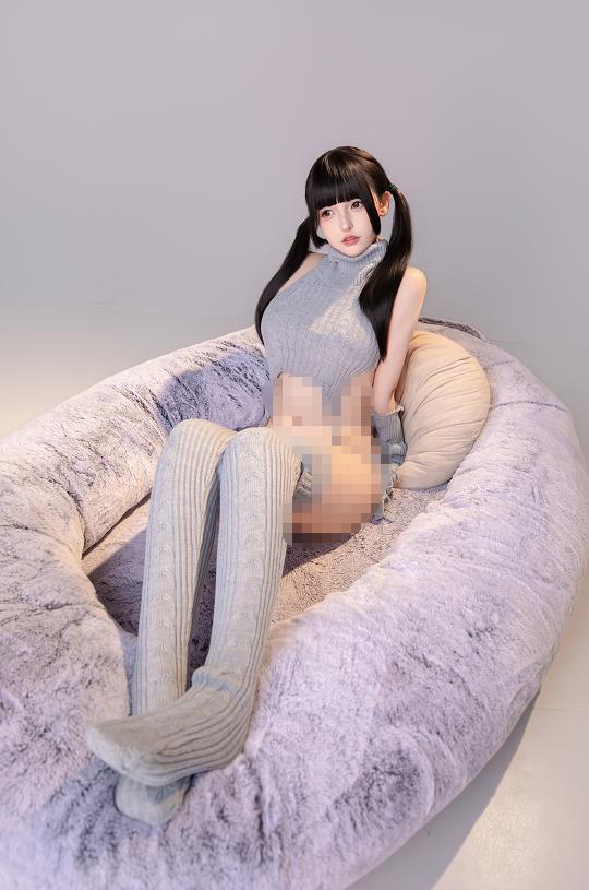 神楽坂真冬坐进《灰色轨迹》的柔软角落,双马尾让灰调房间有了温度