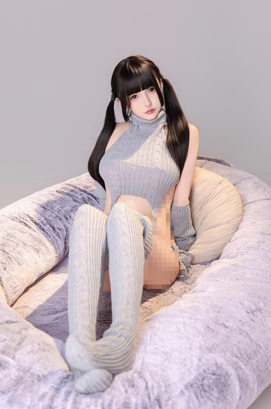 神楽坂真冬坐进《灰色轨迹》的柔软角落,双马尾让灰调房间有了温度