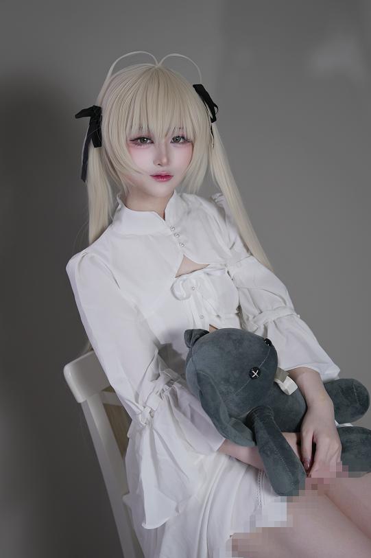幼愛Youmeko春日野穹白裙,在冷灰房间里像一段旧梦