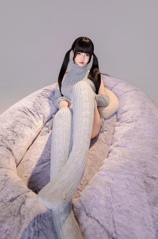神楽坂真冬坐进《灰色轨迹》的柔软角落,双马尾让灰调房间有了温度