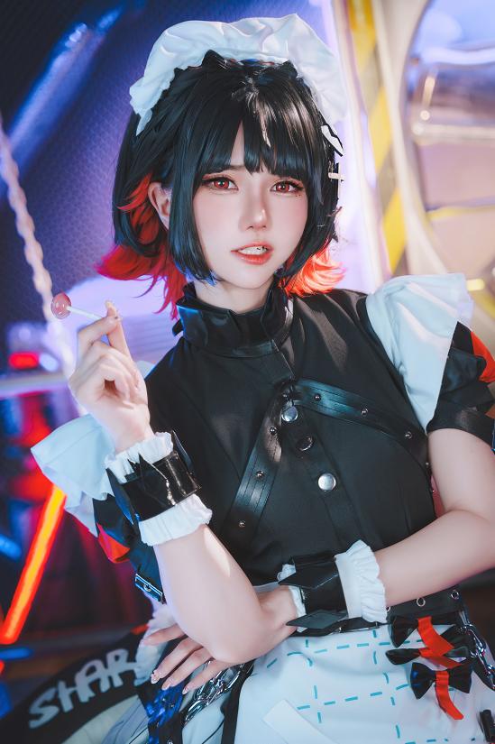 Sally Dorasnow这次的Ellen Joe,像从紫色机房灯里走出来的危险女仆