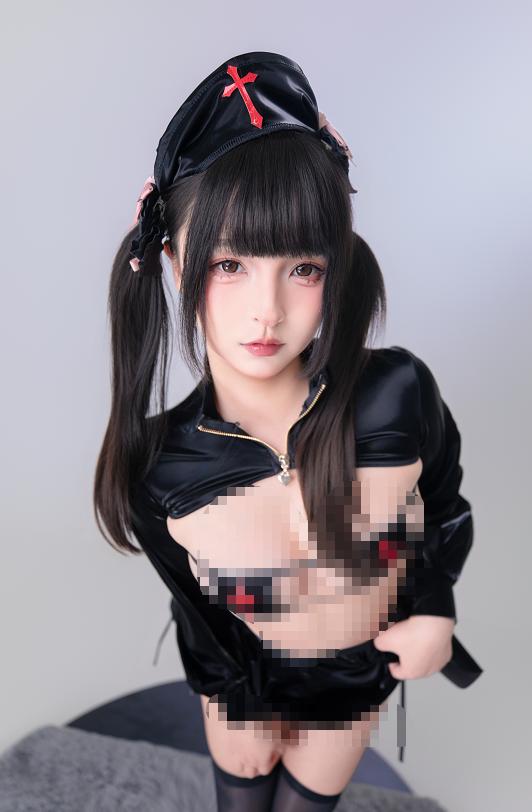 神楽坂真冬《味觉容器》｜灰白房间里，镜头慢慢靠近她
