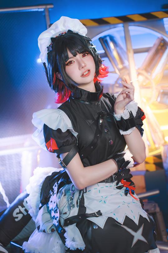Sally Dorasnow这次的Ellen Joe,像从紫色机房灯里走出来的危险女仆