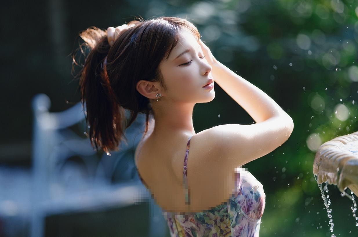 蠢沫沫的碎花裙落进庭院水光里,像盛夏午后的一场短梦