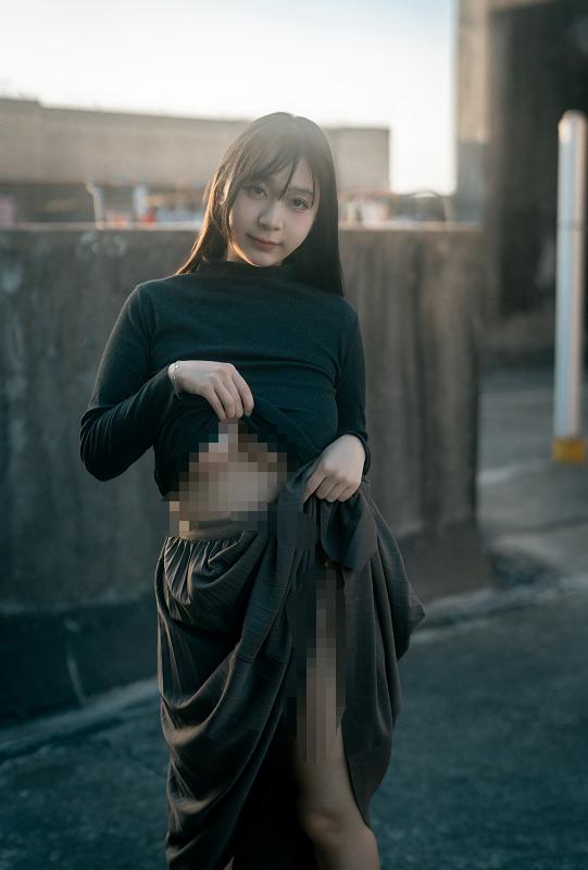 浅安安《落日时分》从树荫走到屋顶,黄昏在她身上慢慢变了样