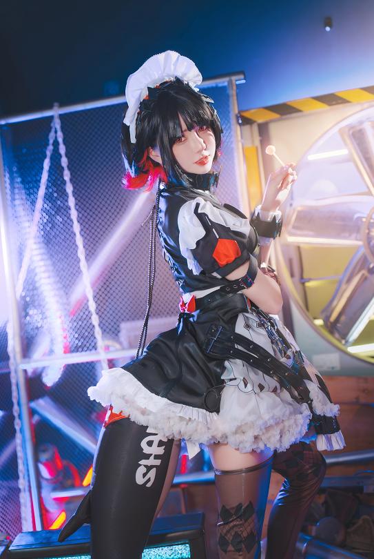 Sally Dorasnow这次的Ellen Joe,像从紫色机房灯里走出来的危险女仆