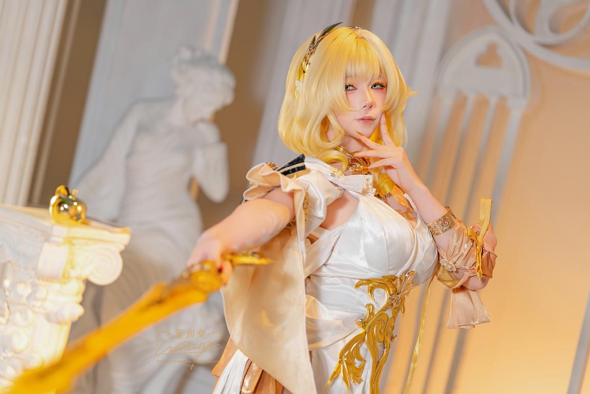 咬一口兔娘(Yiko湿润兔)阿格莱雅COS|金白神殿里的从容与锋芒