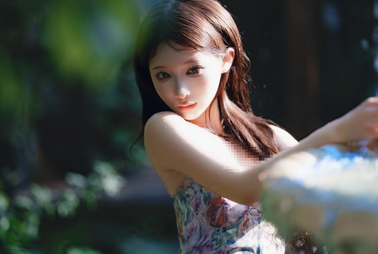 蠢沫沫的碎花裙落进庭院水光里,像盛夏午后的一场短梦